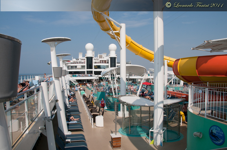  Norwegian Epic - vista dei ponti superiori area piscine 